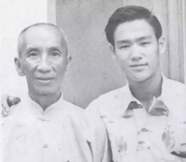 霍金站起来的照片,霍金站着