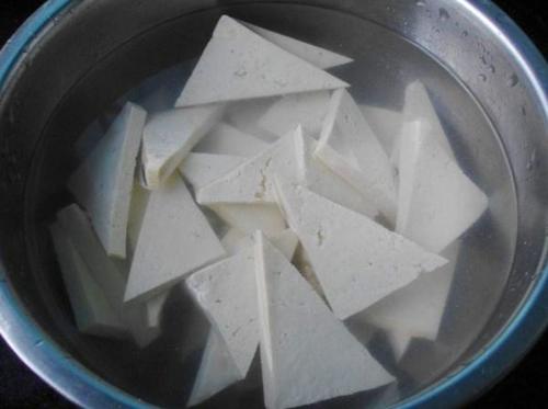 豆腐发酵变黄能吃吗,豆腐变酸了能浇花吗