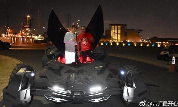 户外第一主播石锤！拉上迪拜王子直播，开蝙蝠车上路！太壕！