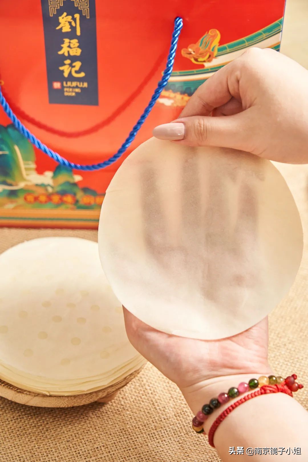 烤鸭最酥的一块鸭皮酥到了极点,味道纯正的烤鸭肉质鲜嫩