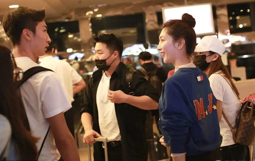 为拿不到偶像签名照而苦恼？看鹿晗、王一博上演教科书式的追星