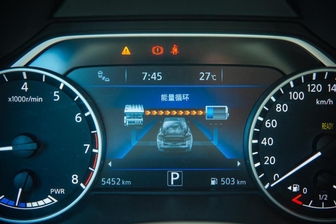 李扬试驾日产楼兰25t,日产楼兰2019款2.5l试驾