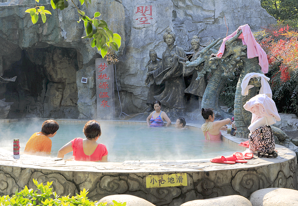 梦桃源温泉度假村积极做好疫情防控确保每位顾客用餐放心洗得放心