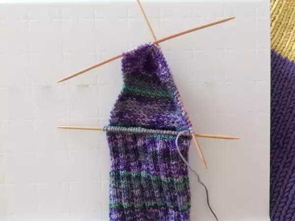 珊瑚绒线织袜子教程简易,如何编织冬天袜子教程