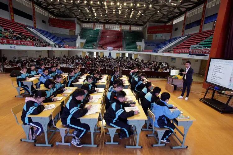 巴陵郡三湘四水英才聚，香樟园高谈阔论红烛燃