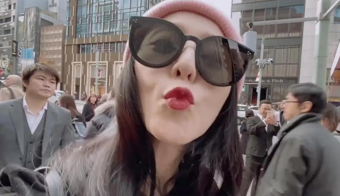 范冰冰穿恨天高跷二郎腿 (范冰冰穿黑色披风踩恨天高)