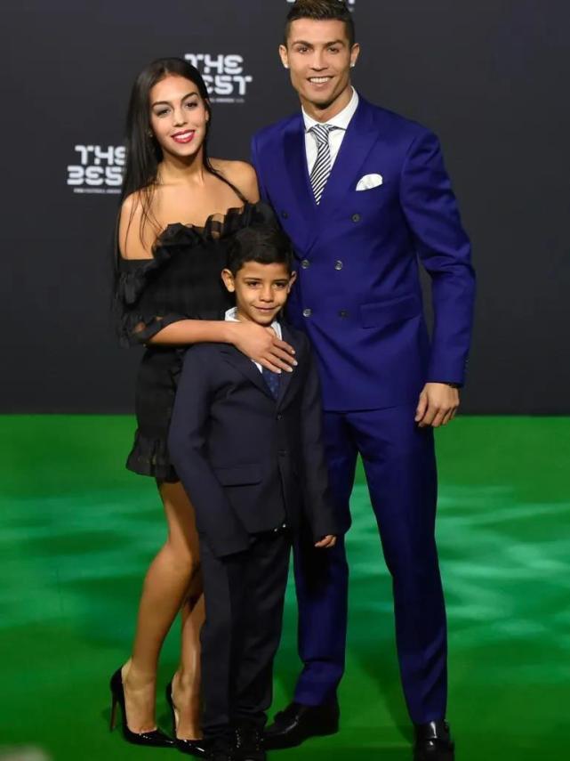 乔治娜求婚完整版,乔治娜晒腹部戒指图片