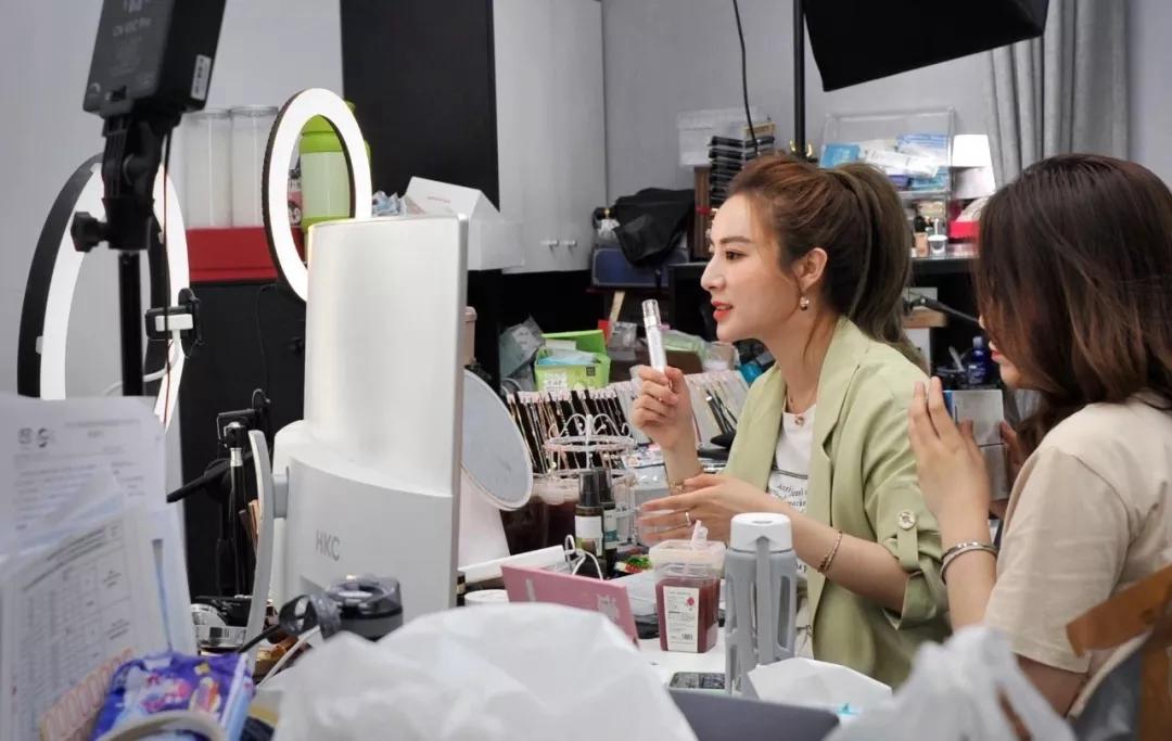 从北漂导购到直播女王，薇娅告诉我们，人生就是用来改变的