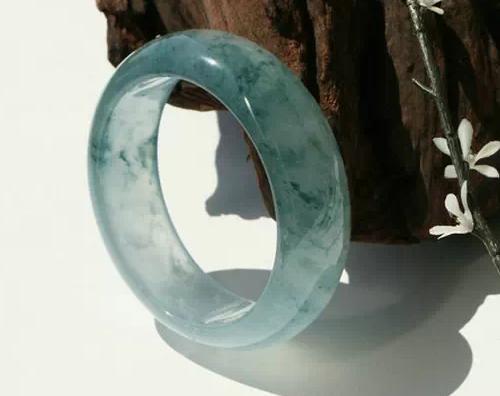 翡翠手镯基本知识大全,翡翠手镯的鉴赏方法和技巧