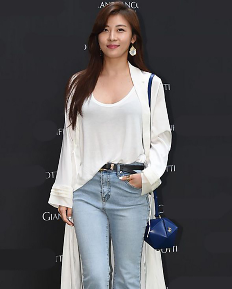 河智苑黑色开叉裙,河智苑礼服秀完整版