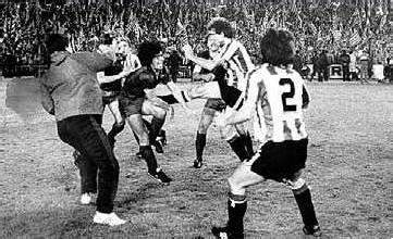 以足球的名义纪念科比,足坛传奇球王马拉多纳