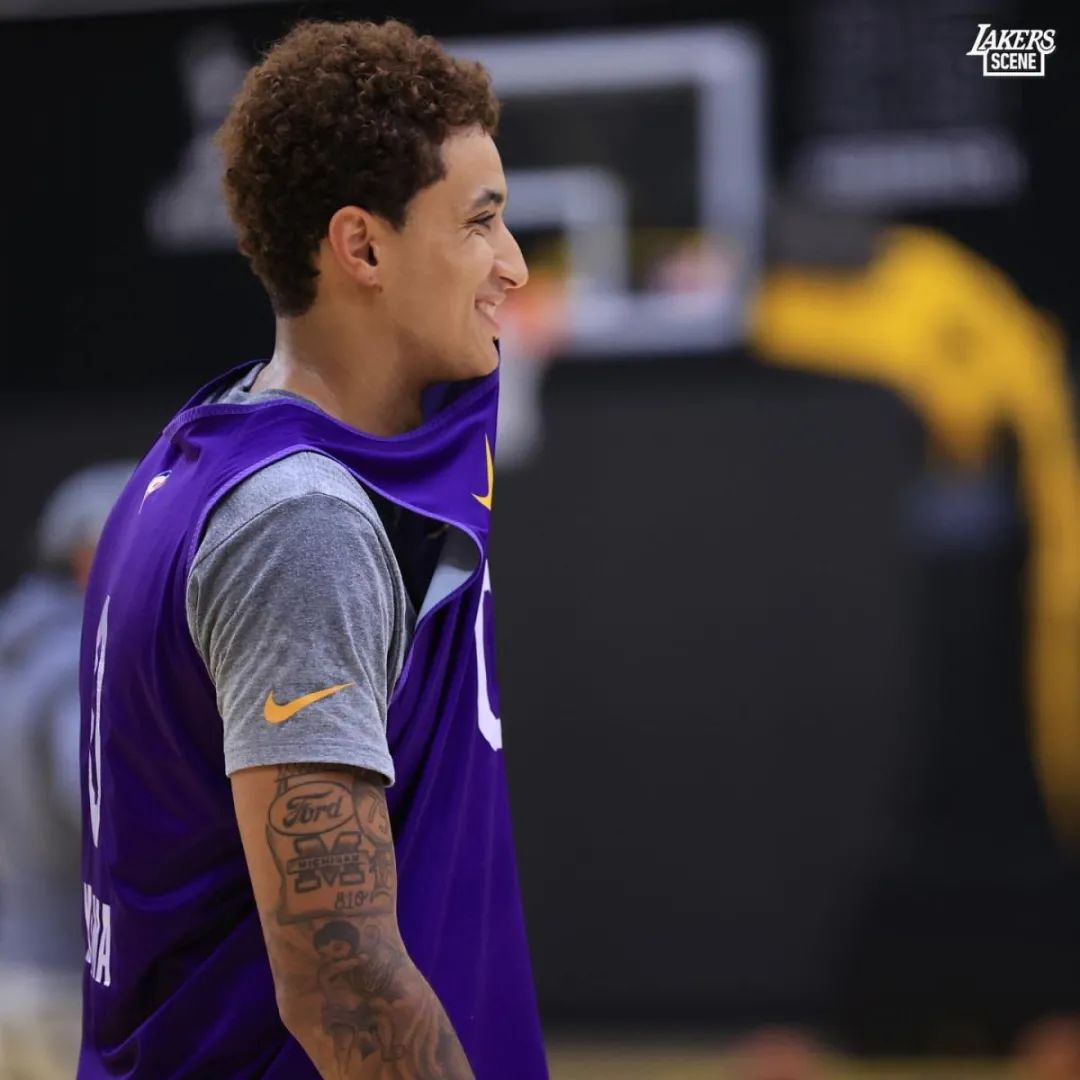 詹姆斯再创新纪录绝杀勇士,詹姆斯晒生涯首秀照