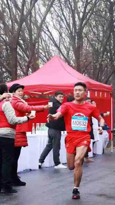 跑马拉松如何跑得又快又好,跑马拉松跑特别快