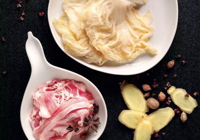 70岁老人卖泡菜,七十岁大爷卖酸菜