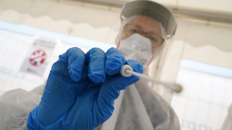 新冠病毒会反复传染吗,新冠病毒复阳会传染人吗