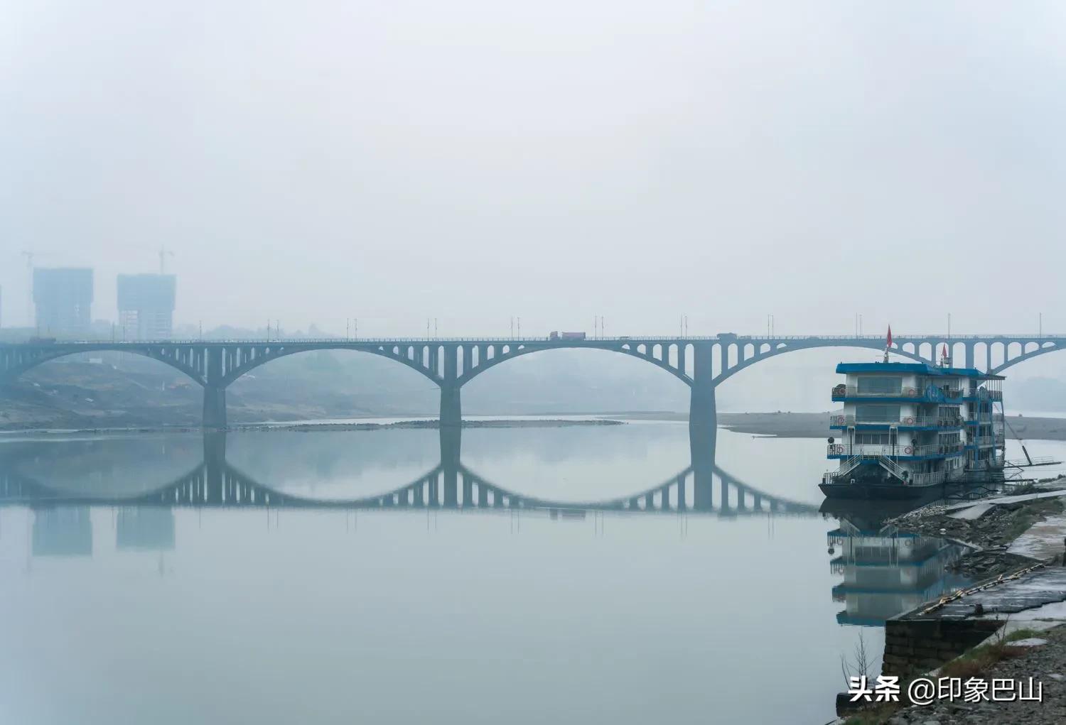 四川达州：烟雨笼渠江抛竿垂钓闲对饮或群嬉不觉冬日寒