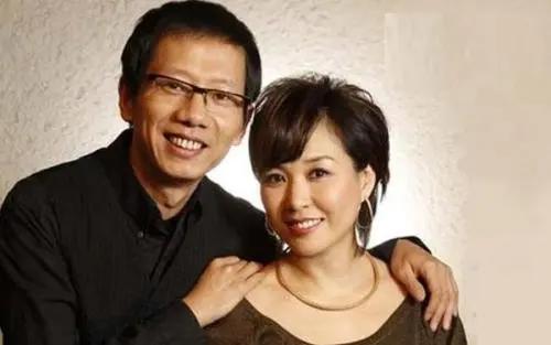 涂唐嫣口红调侃陈宝国，从央视名嘴到卖惨主播，李静如何走到这步