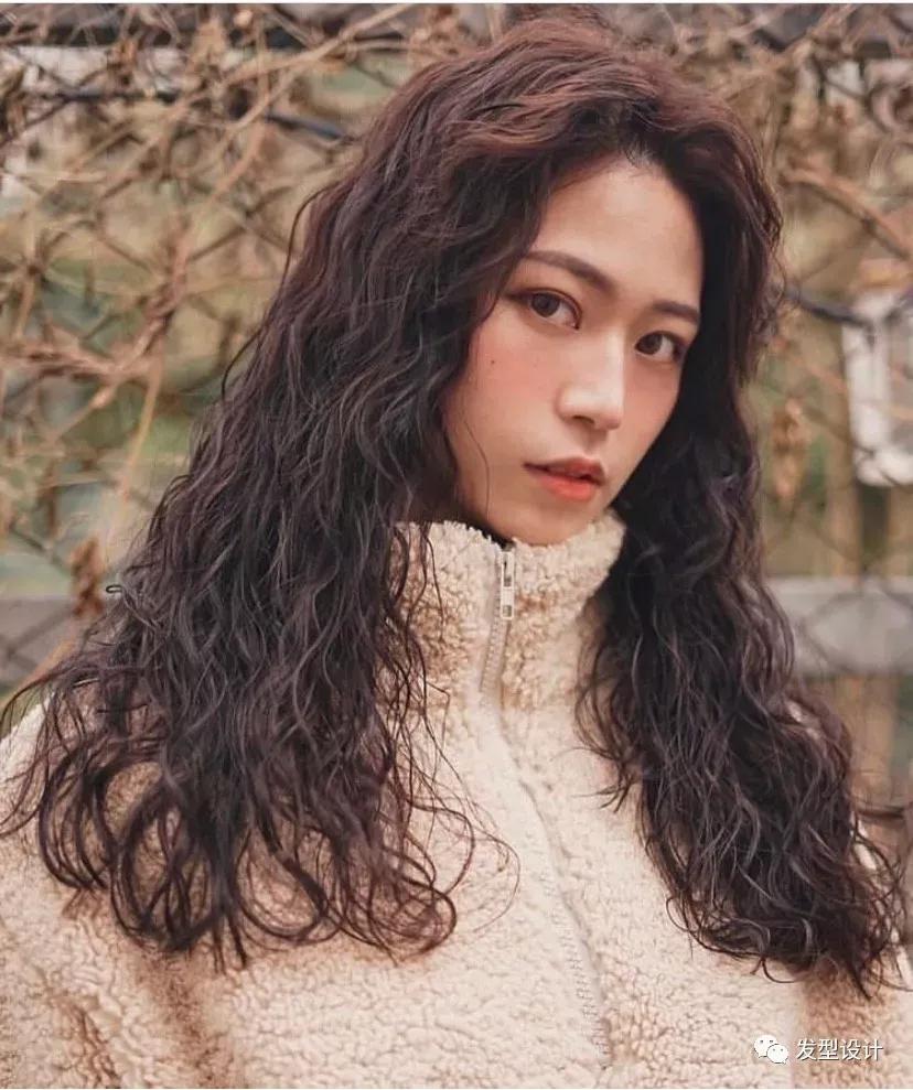 全头烫中长发小卷发,全头烫发型图片中长发中大卷