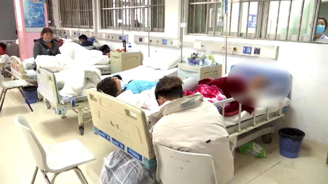 七旬老人被卡车撞伤,老人闯入货车视线盲区死亡被推倒