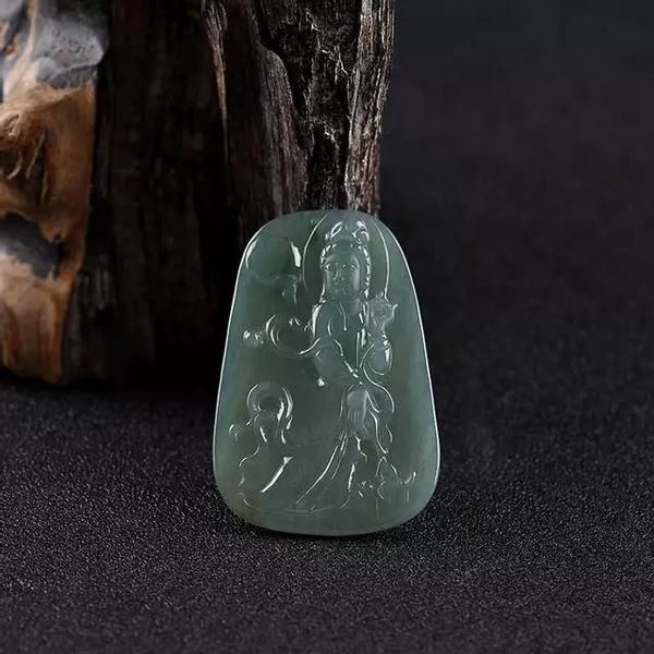 什么是油青翡翠,油青翡翠原石的价值