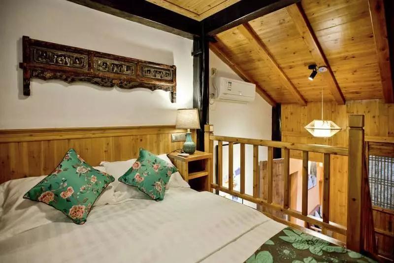 山崖上的徽派民宿,民宿古香古色的徽派民宿