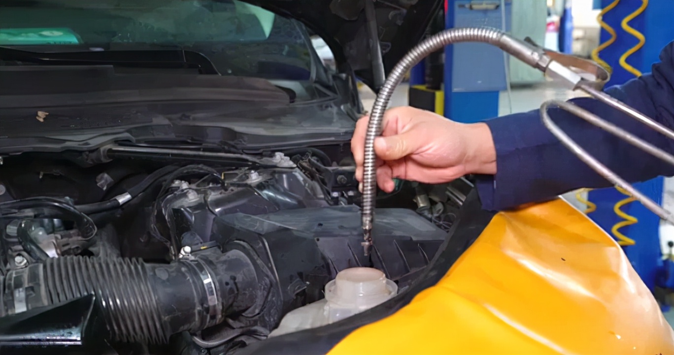 为啥汽车防冻液管那么热,为什么汽车防冻液会损耗