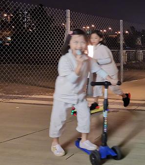 蔡少芬吃雪糕,蔡少芬坐路边吃东西