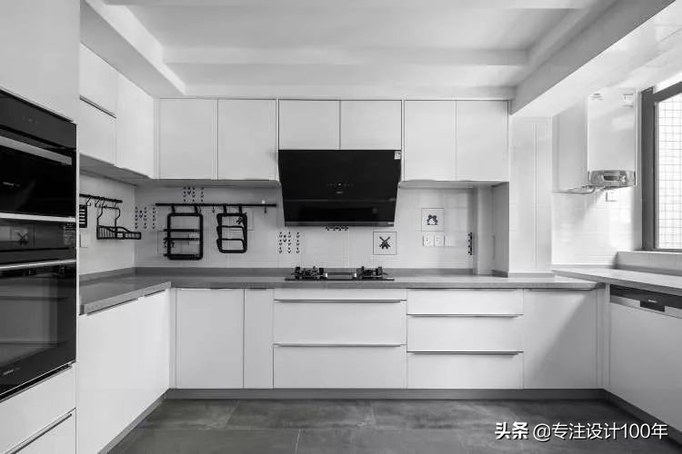 大面积落地窗，绿色肆意增长的家