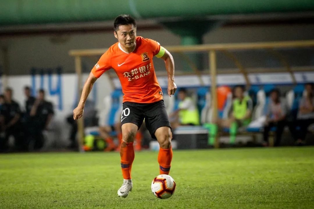 武汉卓尔0:5广州恒大,坚韧如钢铁温柔如蝶翼