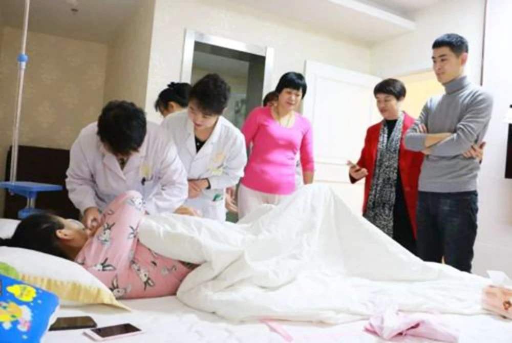 没经验的宝妈如何喂奶,宝妈当众哺乳被老人指责太轻浮