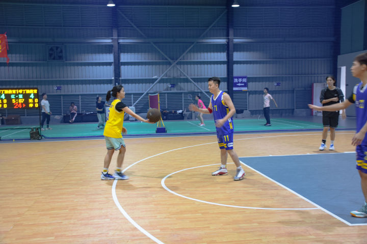 在叩丁狼1024怎么过？当然是“打爆”校长，挑战高颜值篮球博主