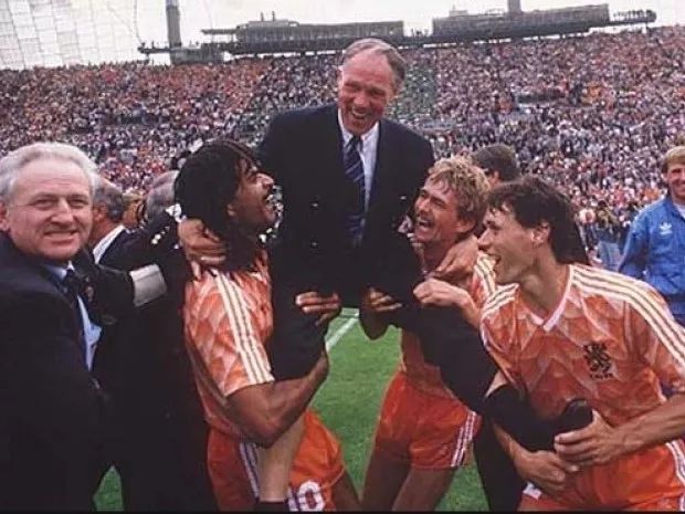 那些俱乐部国家队一肩挑的教练,后来怎样了