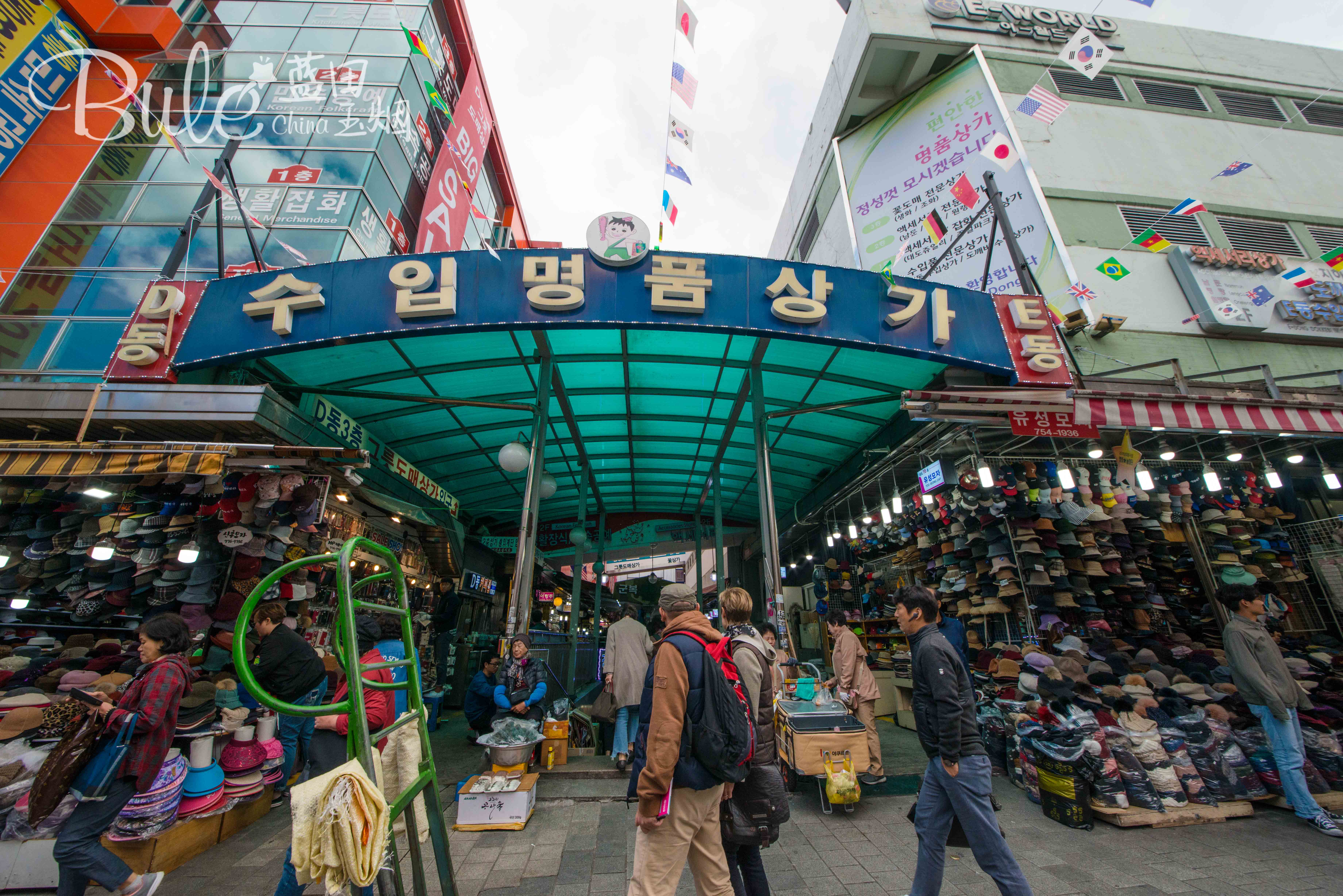 比北大门更适合买伴手礼的南大门市场，首尔便宜货的首选之地