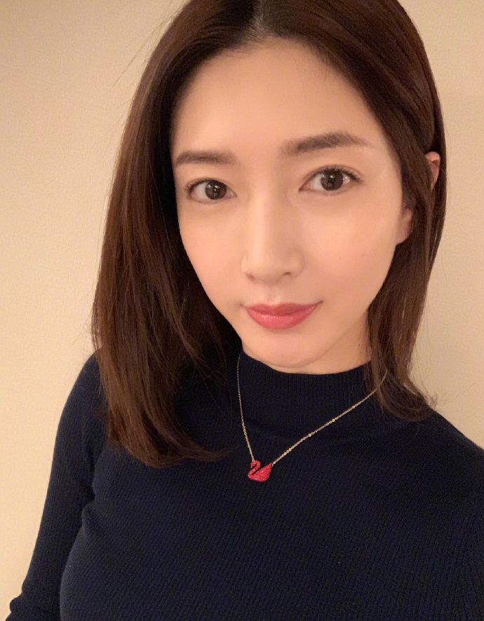 施华洛世奇有天然水晶吗,施华洛世奇的首饰都是仿水晶吗