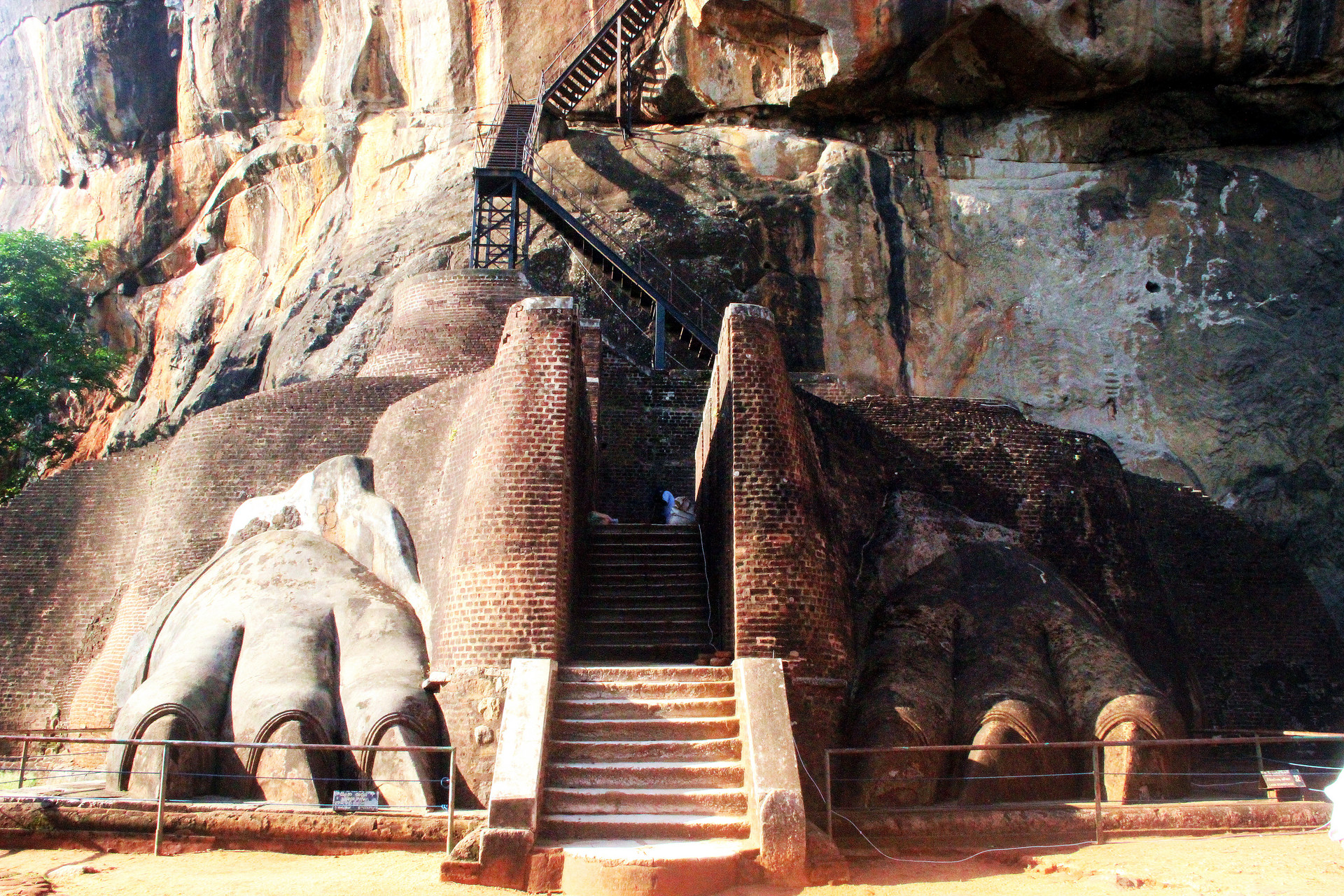 世界七大奇迹建筑之巨石阵,世界第八大奇迹巨石上的狮子宫殿