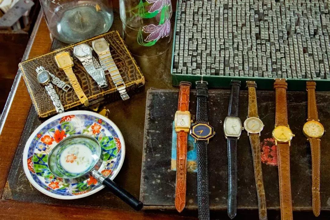 香港年轻人一辈子买不起房，把破出租屋改成复古小窝