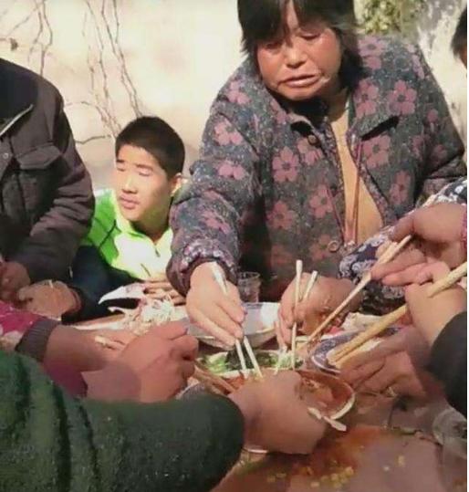 参加婚礼宴席，心急妈妈帮孩子抢肉，同桌宾客：养废孩子很简单