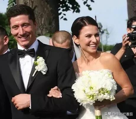 十位美艳太太，莱万妻最“凶悍”，皮克妻最有名，格策妻最有手段