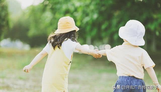 连体双胞胎姐妹头发,双胞胎姐妹头发很顺