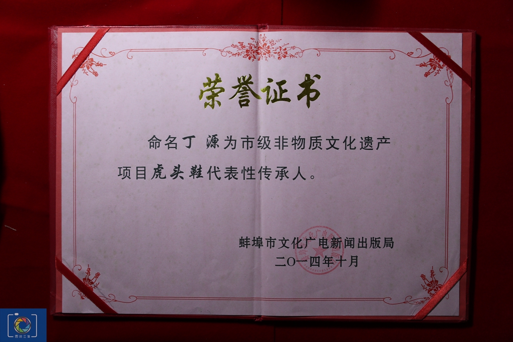 一双虎头鞋，传承100多年，别人种地他和妻子做鞋，一双能卖200元