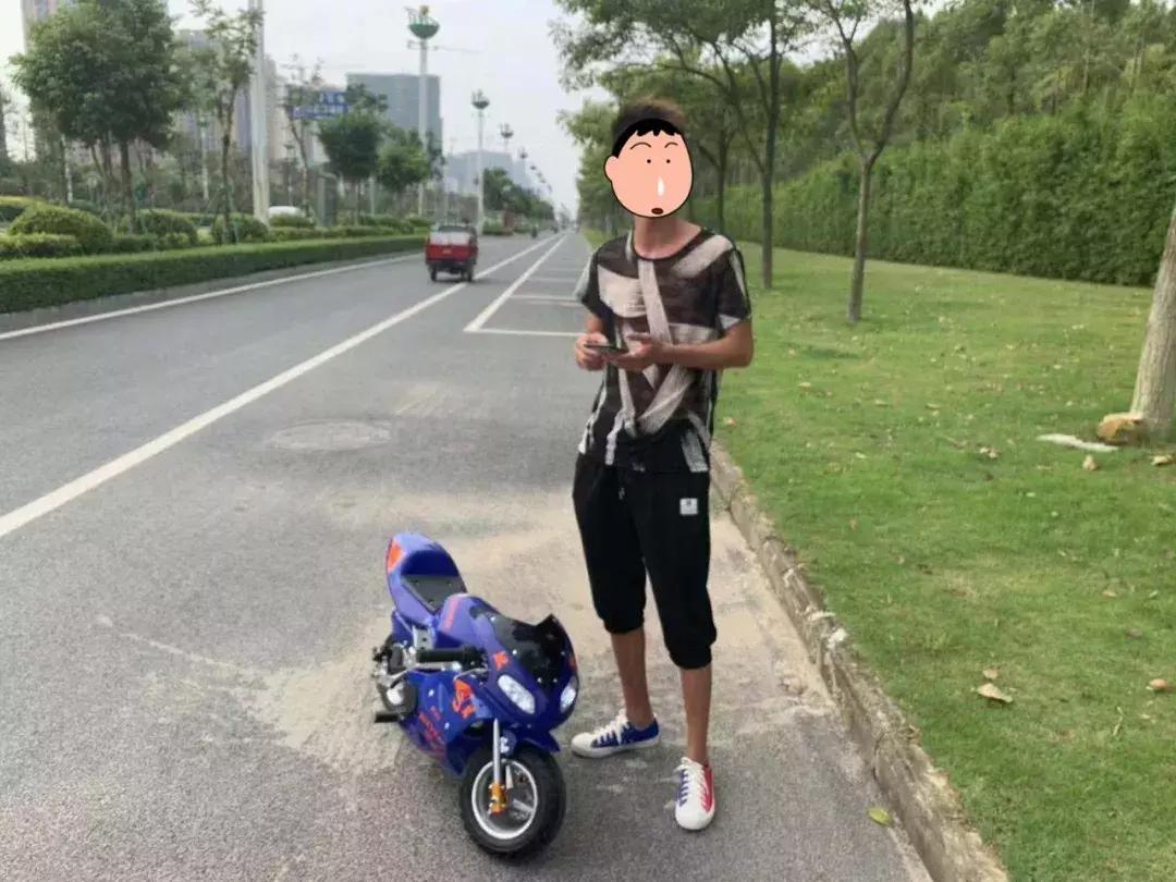 小伙驾驶“迷你”摩托车上路回头率100%？交警查你没商量！