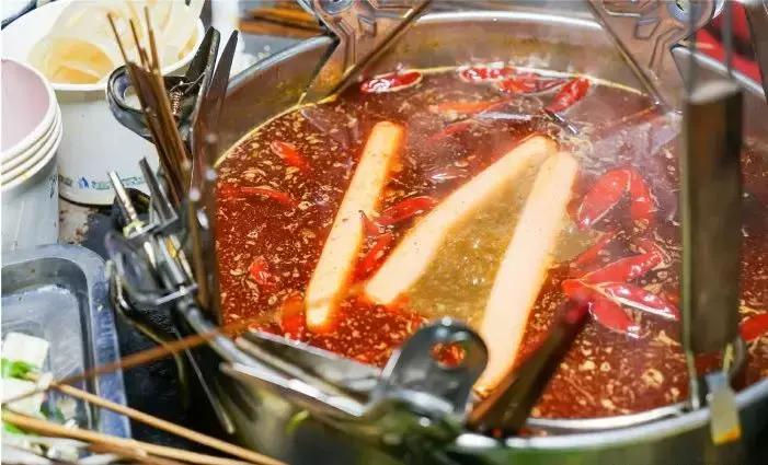 终于被我吃到了！这一锅90年代的麻辣烫，才是咱老成都挂念的市井味啊！