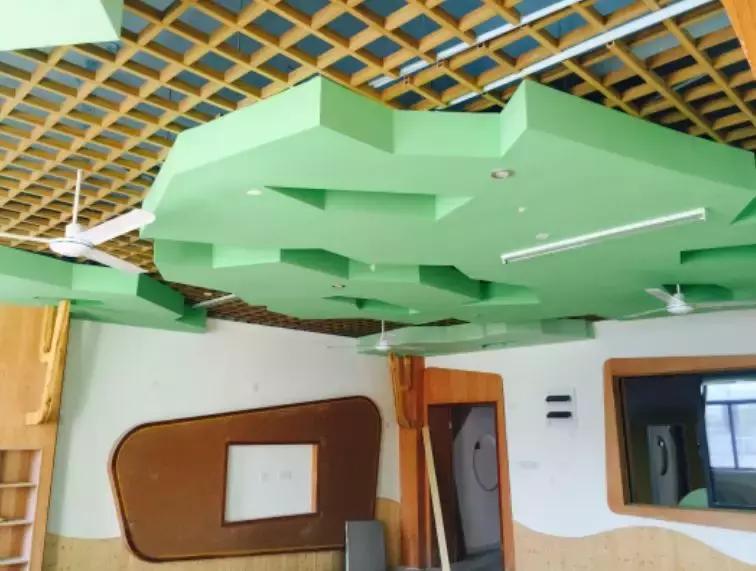 带屋顶的足球场,有屋顶的室内足球场