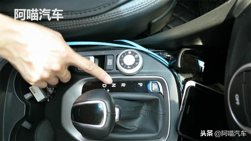 自动挡的车如何停车挂p挡最正确,自动挡停车先拉手刹还是先挂p挡