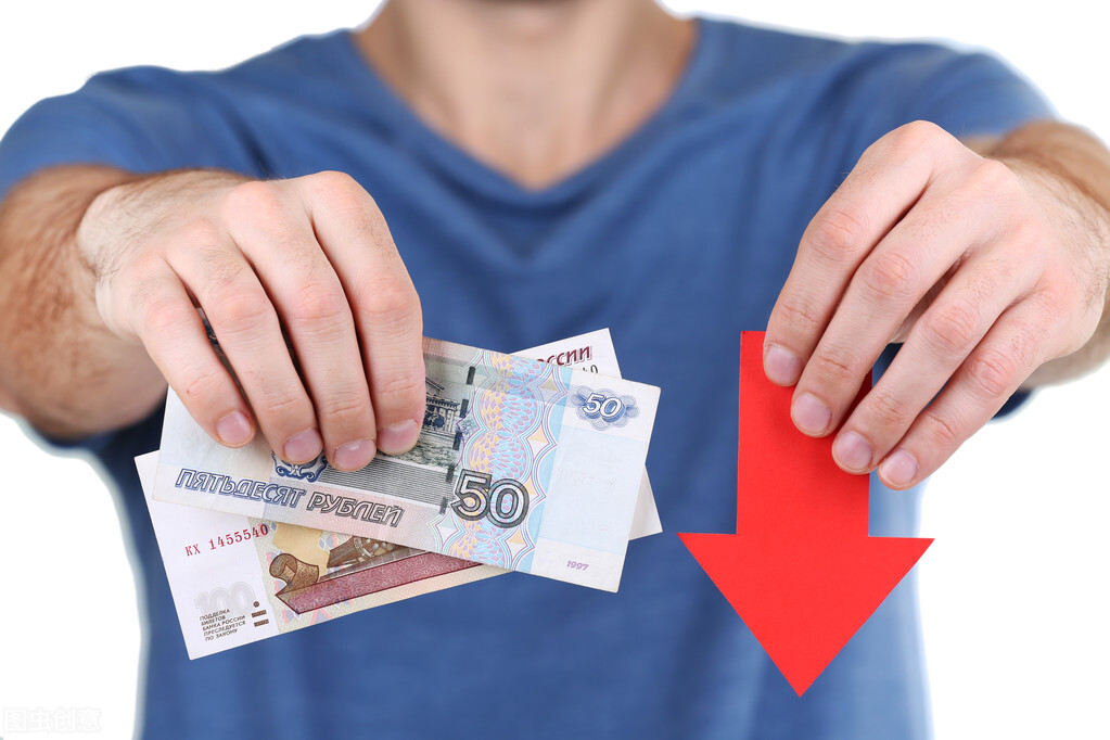 员工以单位停发受伤工资为由辞职状告单位支付补偿金，员工赢了