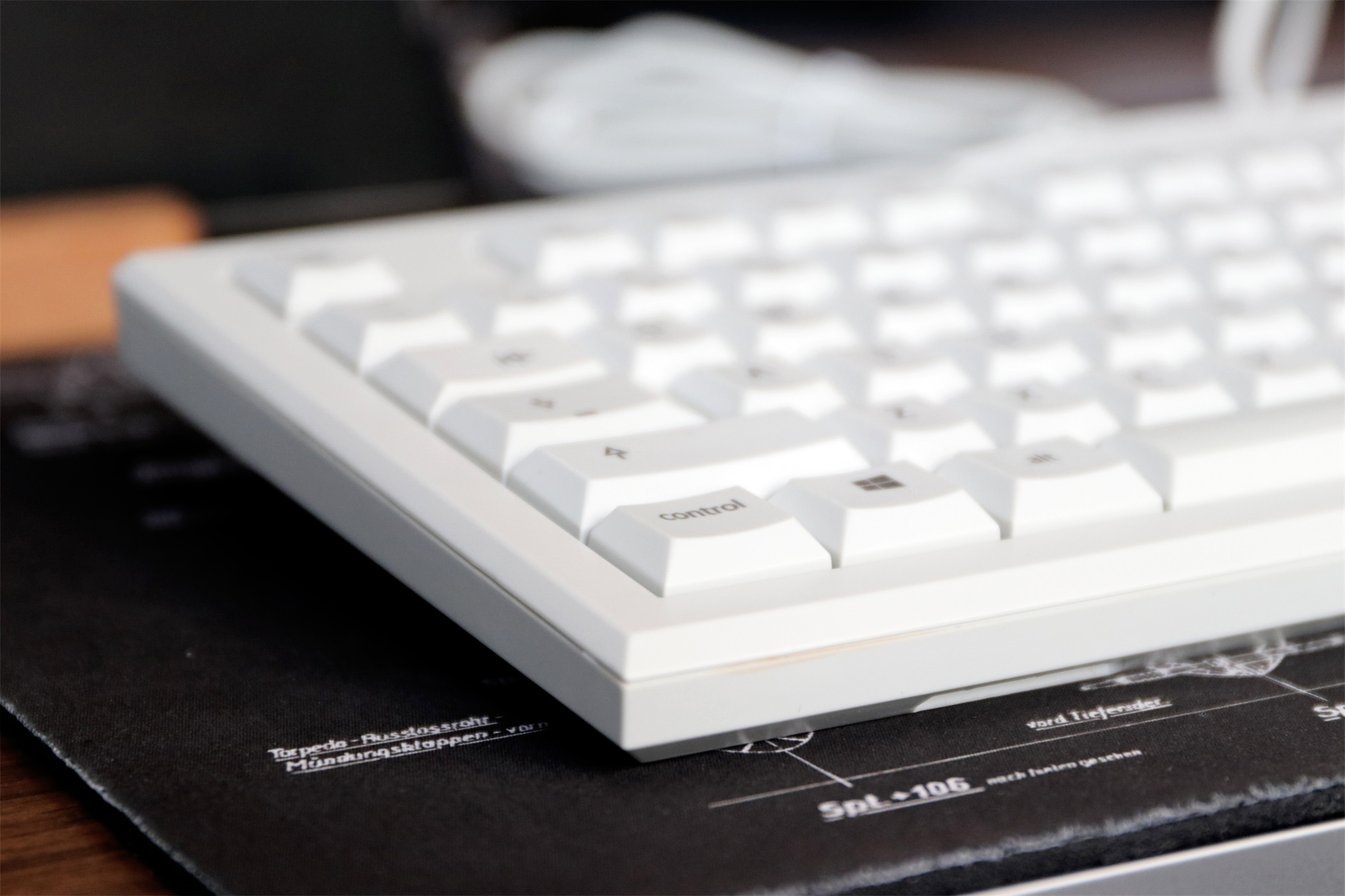 手感比较类似薄膜键盘的机械键盘,像薄膜键盘的机械键盘