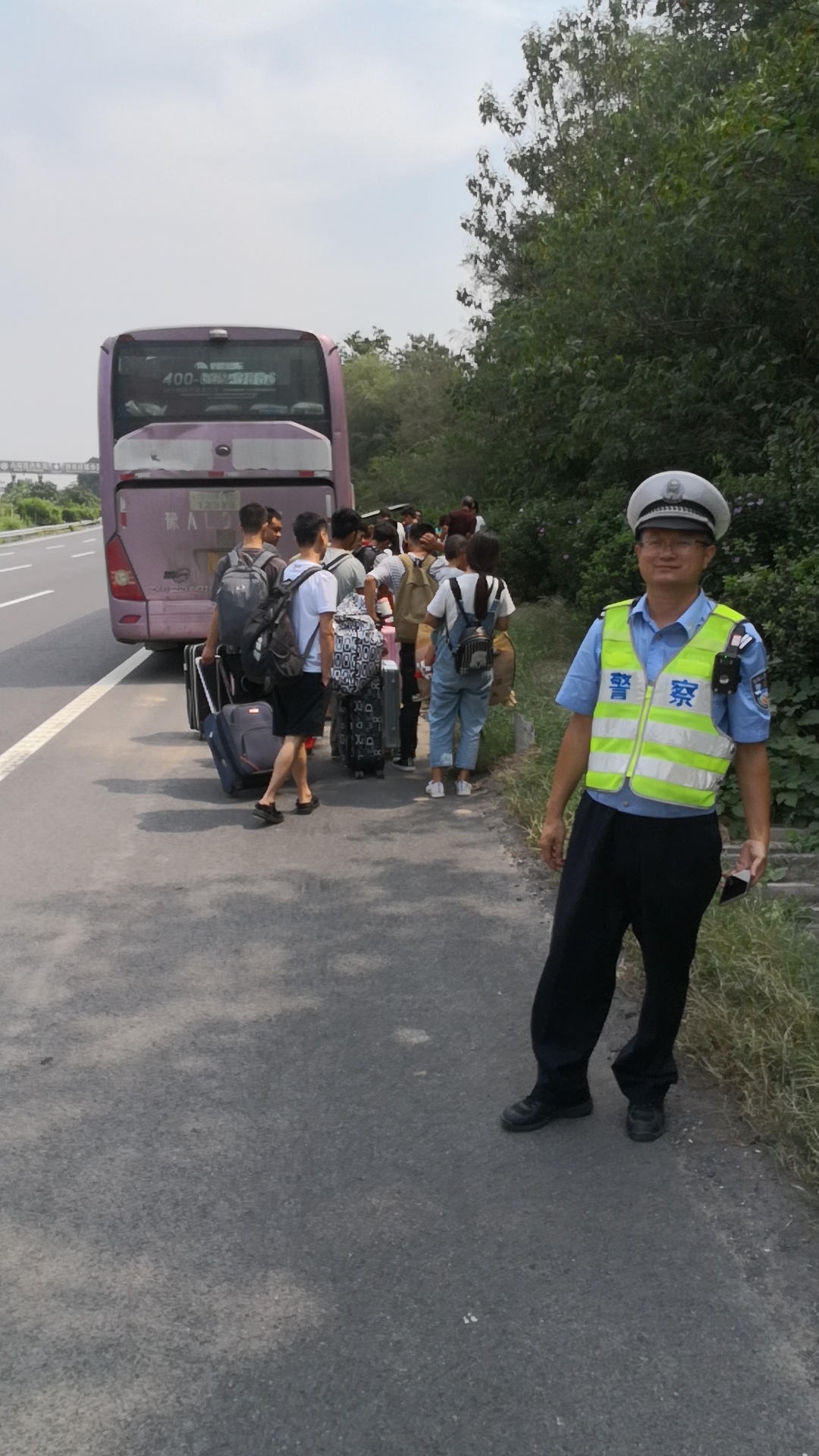 大巴车前轮没气停在路边高速交警及时帮助排除隐患