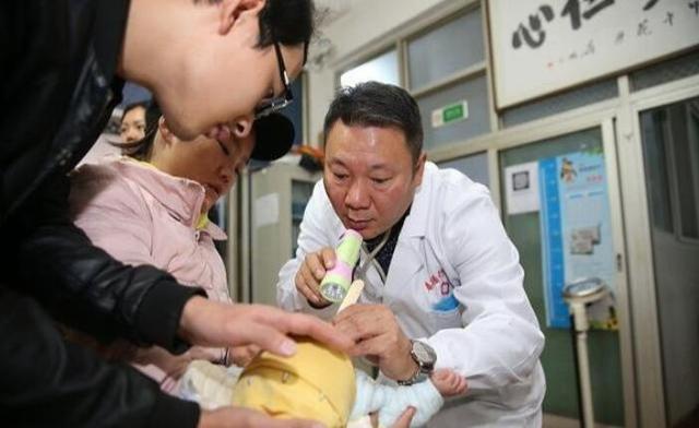 熊孩子误食无线耳机就害怕,七岁男孩误吞耳机