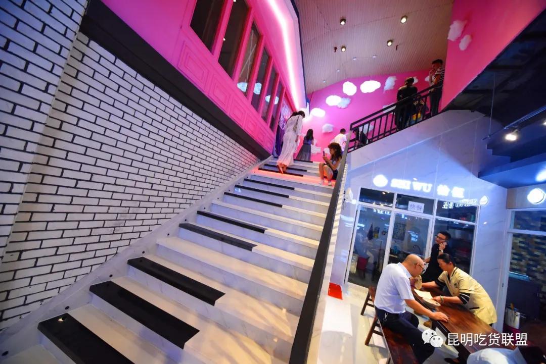 昆明的网红小吃街在哪里,昆明网红小吃城千千烧花甲粉