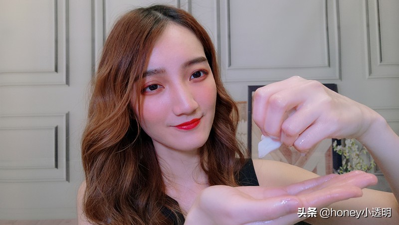 女子敷面膜20分钟,女子连续敷五片面膜